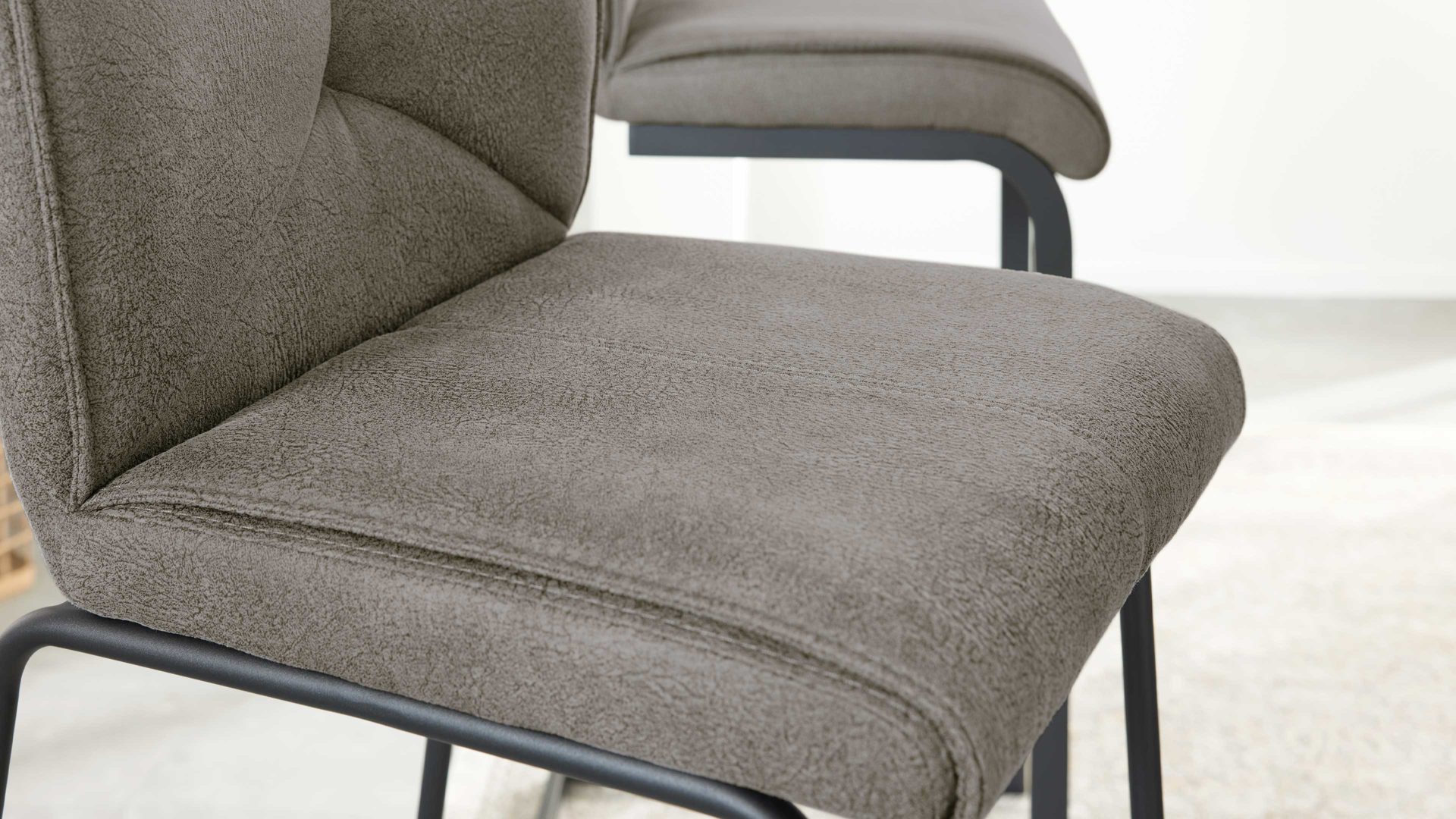 Tischgruppe Interliving aus Holz in Holzfarben Interliving Esszimmer Serie 5104 – Bartischgruppe Mikrofaserbezüge, helle Wildeiche & schwarzes Metall