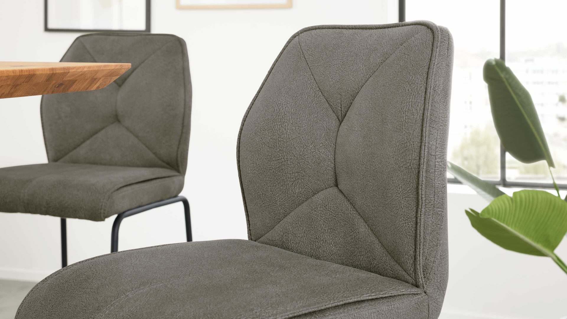 Barstuhl Interliving aus Kunstfaser in Dunkelgrau Interliving Esszimmer Serie 5104 – Barstuhl dunkelgraue Mikrofaser Onyx & mattschwarzes Rundrohr