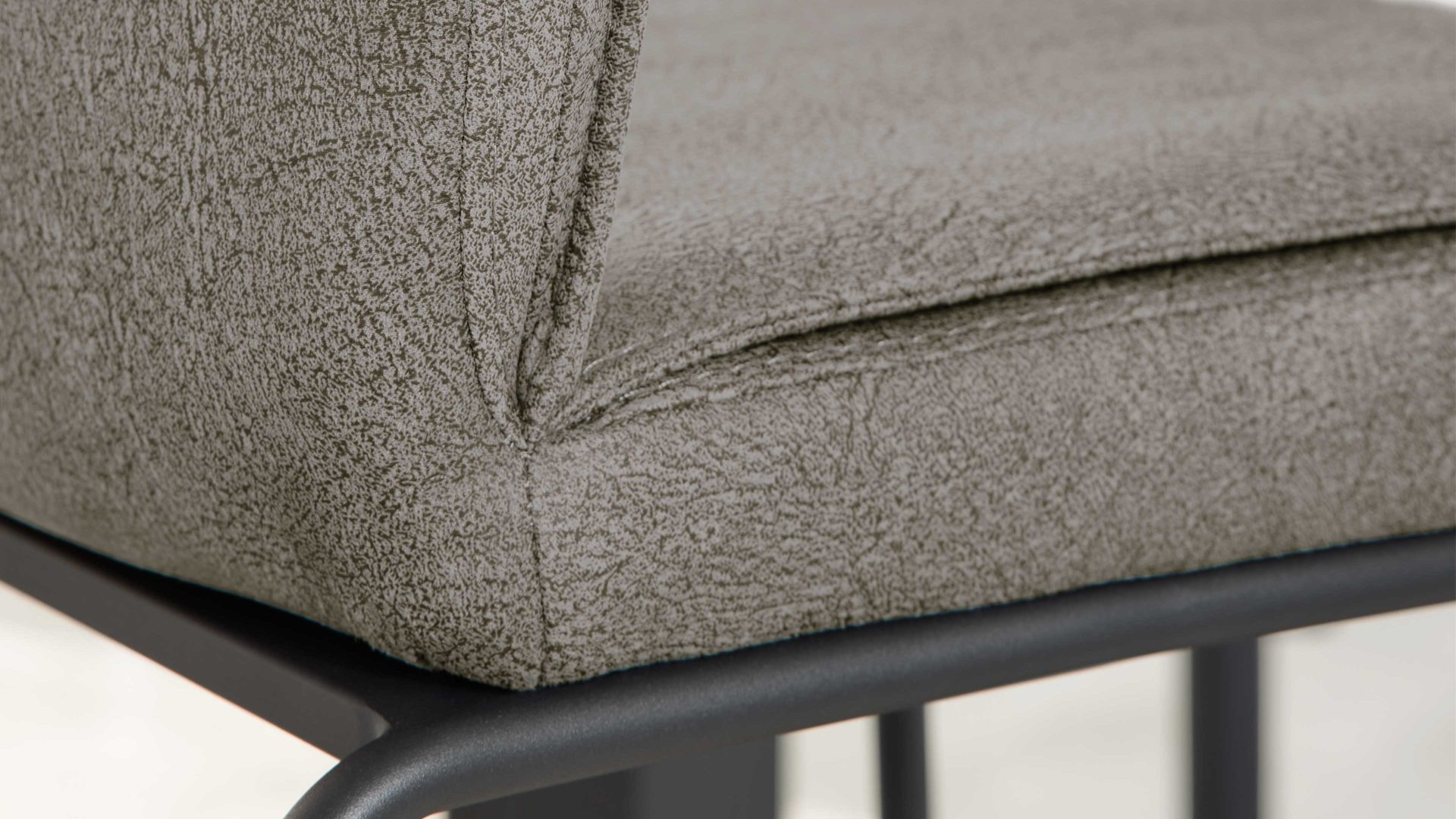 Barstuhl Interliving aus Kunstfaser in Dunkelgrau Interliving Esszimmer Serie 5104 – Barstuhl dunkelgraue Mikrofaser Onyx & mattschwarzes Vierkantrohr