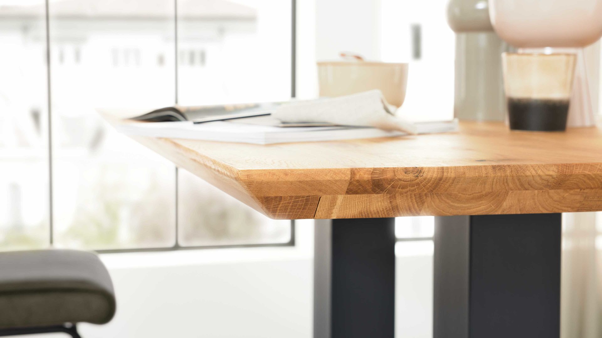 Bartisch Interliving aus Holz in Holzfarben Interliving Esszimmer Serie 5104 – Tresentisch SET2 helle Wildeiche & schwarzes Metall - ca. 120 x 70 cm