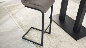 Barstuhl Interliving aus Kunstfaser in Dunkelgrau Interliving Esszimmer Serie 5104 – Barstuhl BL57 dunkelgraue Mikrofaser Onyx & mattschwarzes Vierkantrohr