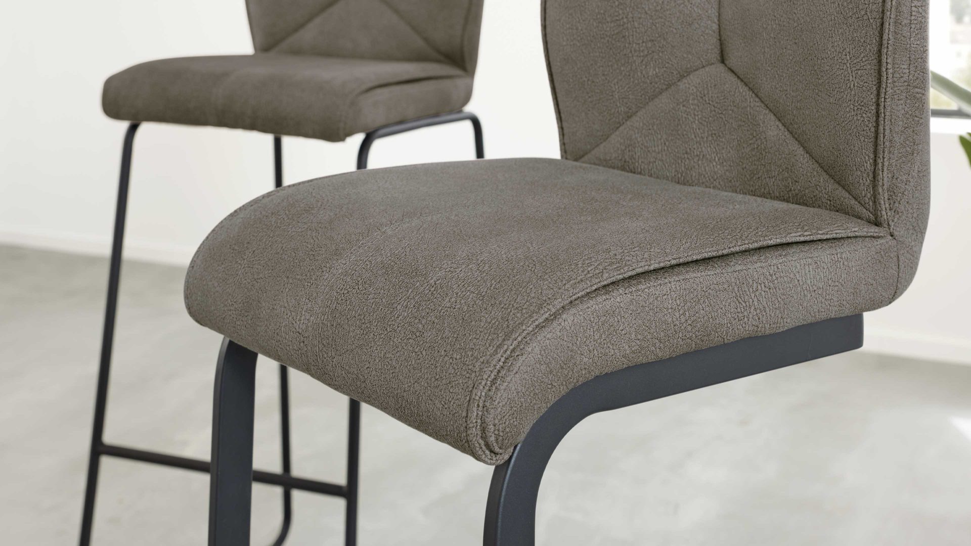 Barstuhl Interliving aus Kunstfaser in Dunkelgrau Interliving Esszimmer Serie 5104 – Barstuhl BL57 dunkelgraue Mikrofaser Onyx & mattschwarzes Vierkantrohr