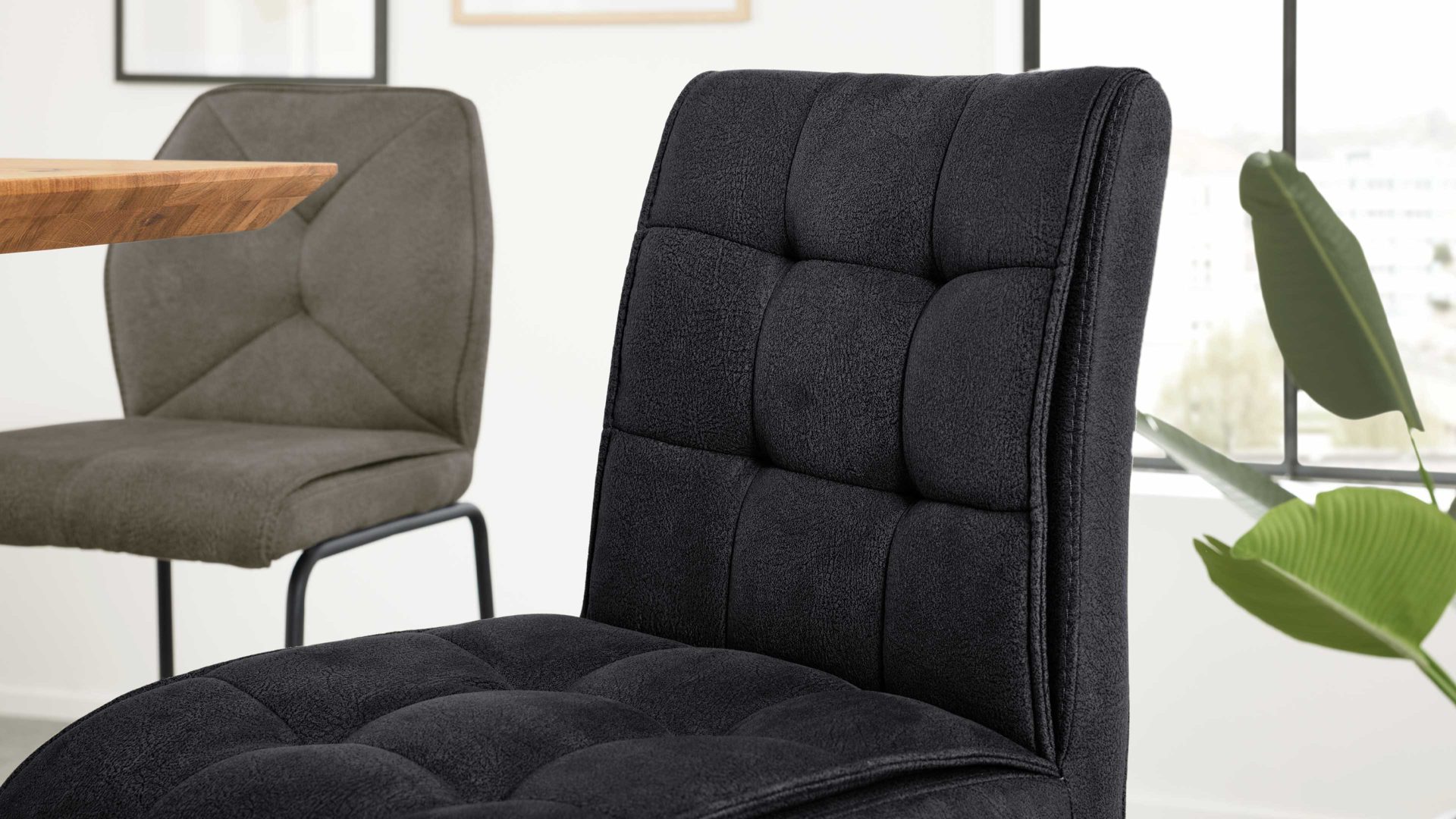 Barstuhl Interliving aus Kunstfaser in Schwarz Interliving Esszimmer Serie 5104 – Barstuhl mit Drehfunktion BL64 carbonschwarze Mikrofaser Night & mattschwarzer Tellerfuß