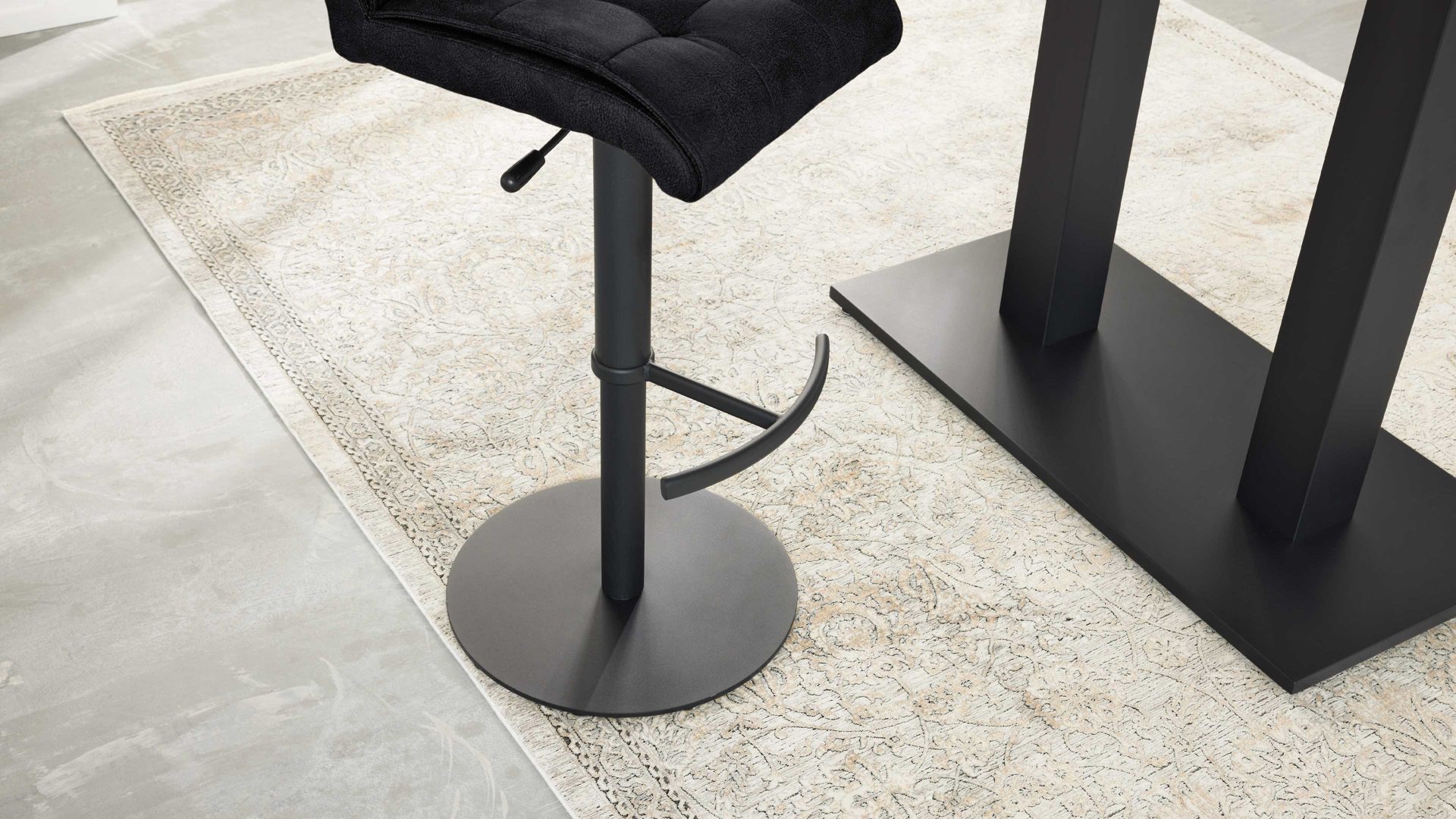 Tischgruppe Interliving aus Holz in Holzfarben Interliving Esszimmer Serie 5104 – Bartischgruppe Mikrofaserbezüge, helle Wildeiche & schwarzes Metall