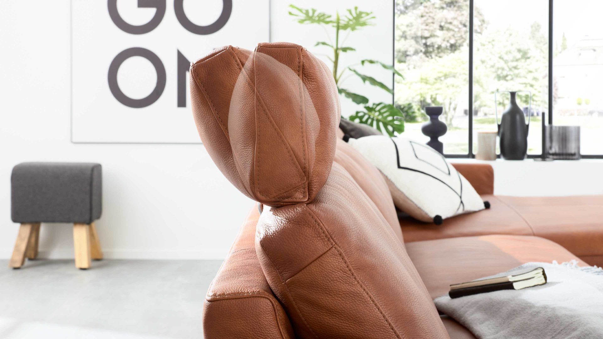 Kopfstütze Interliving aus Leder in Orange Interliving Sofa Serie 4004 - Kopfstütze cognacfarbenes LongLife-Leder Z75-50 - Breite ca. 90 cm