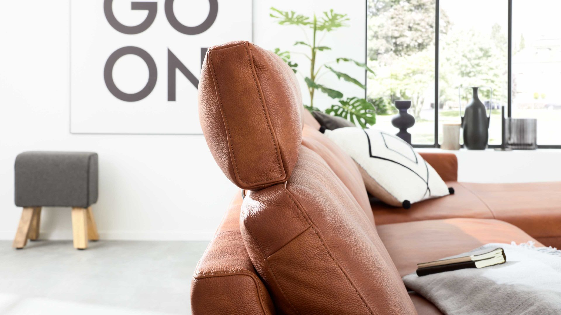 Kopfstütze Interliving aus Leder in Orange Interliving Sofa Serie 4004 - Kopfstütze U100K cognacfarbenes LongLife-Leder Z75-50 - Breite ca. 90 cm