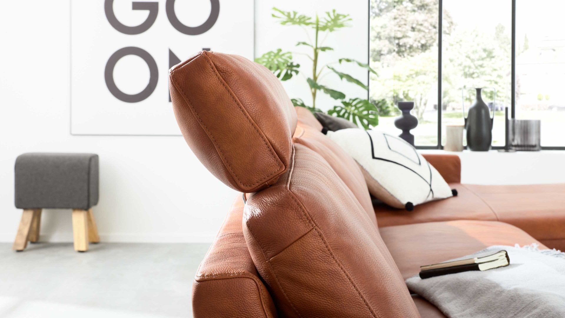 Kopfstütze Interliving aus Leder in Orange Interliving Sofa Serie 4004 - Kopfstütze U100K cognacfarbenes LongLife-Leder Z75-50 - Breite ca. 90 cm