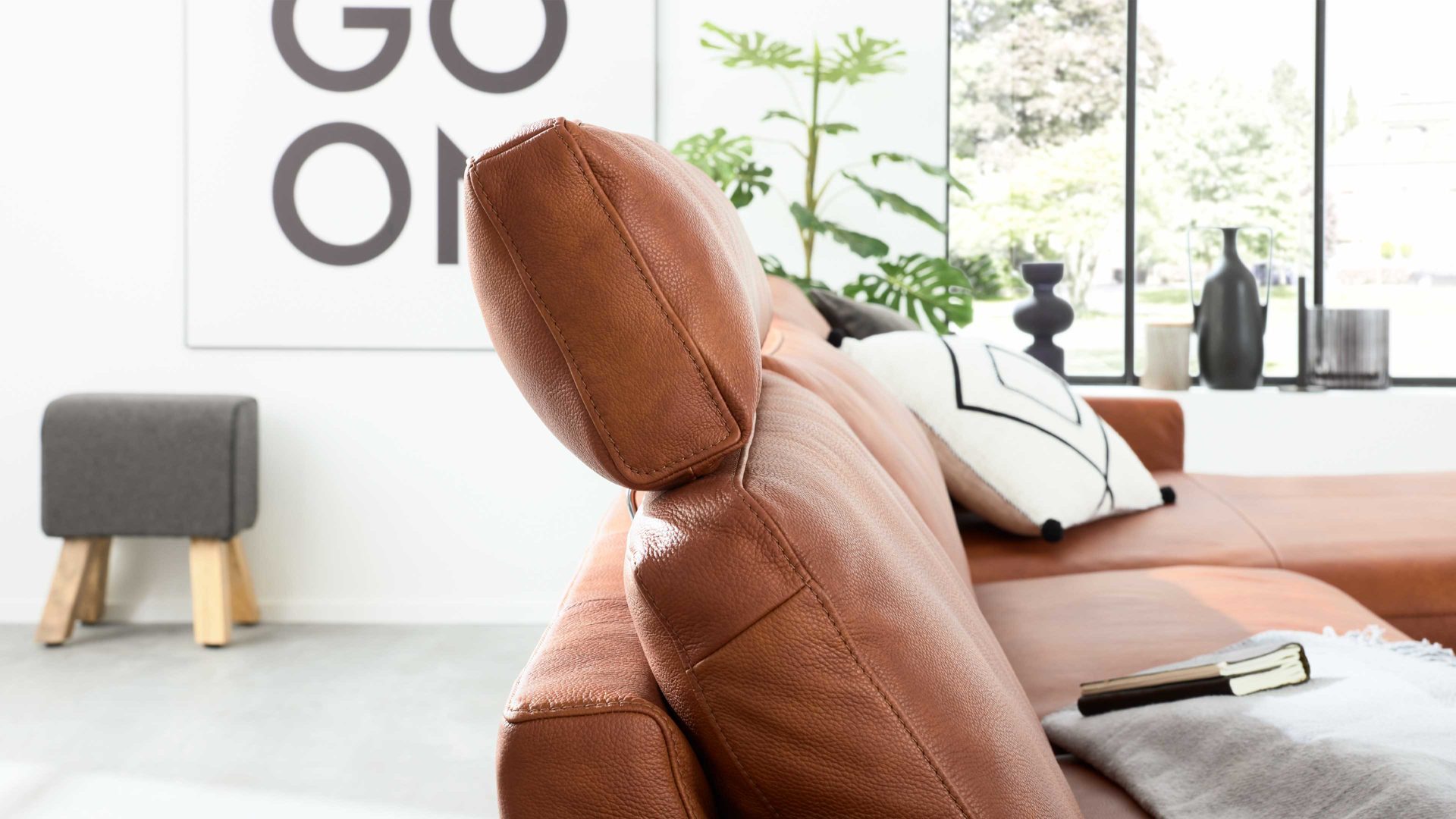 Kopfstütze Interliving aus Leder in Orange Interliving Sofa Serie 4004 - Kopfstütze U100K cognacfarbenes LongLife-Leder Z75-50 - Breite ca. 90 cm