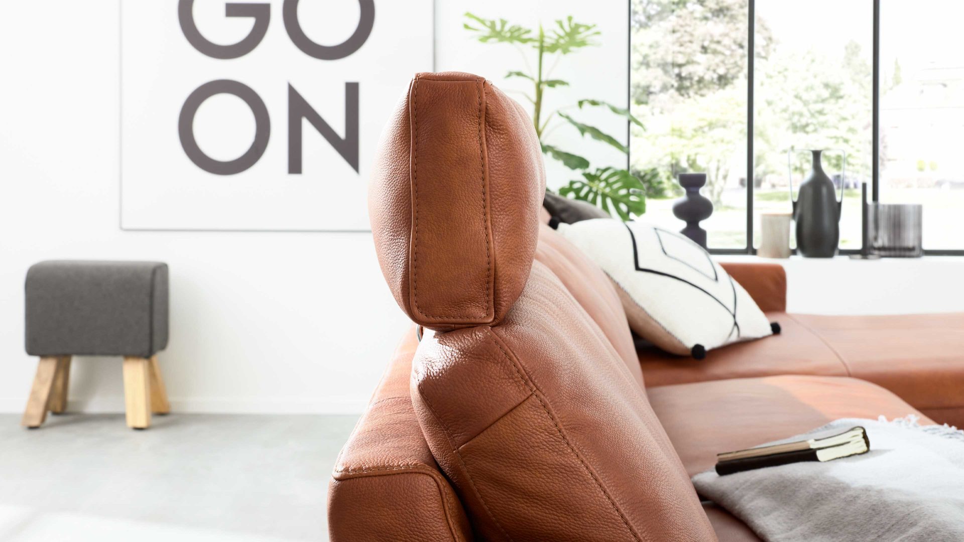 Kopfstütze Interliving aus Leder in Orange Interliving Sofa Serie 4004 - Kopfstütze U100K cognacfarbenes LongLife-Leder Z75-50 - Breite ca. 90 cm