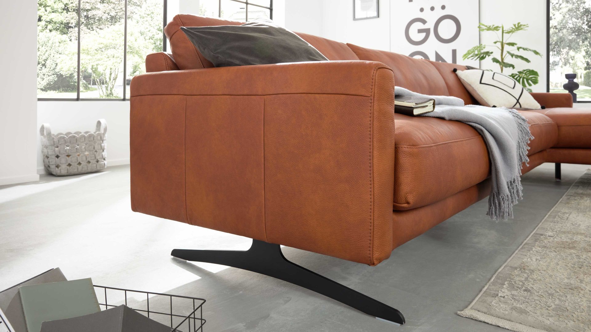 Ecksofa Interliving aus Leder in Orange Interliving Sofa Serie 4004 - Ecksofa cognacfarbenes LongLife-Leder Z75-50 - Stellfläche ca. 300 x 170 cm