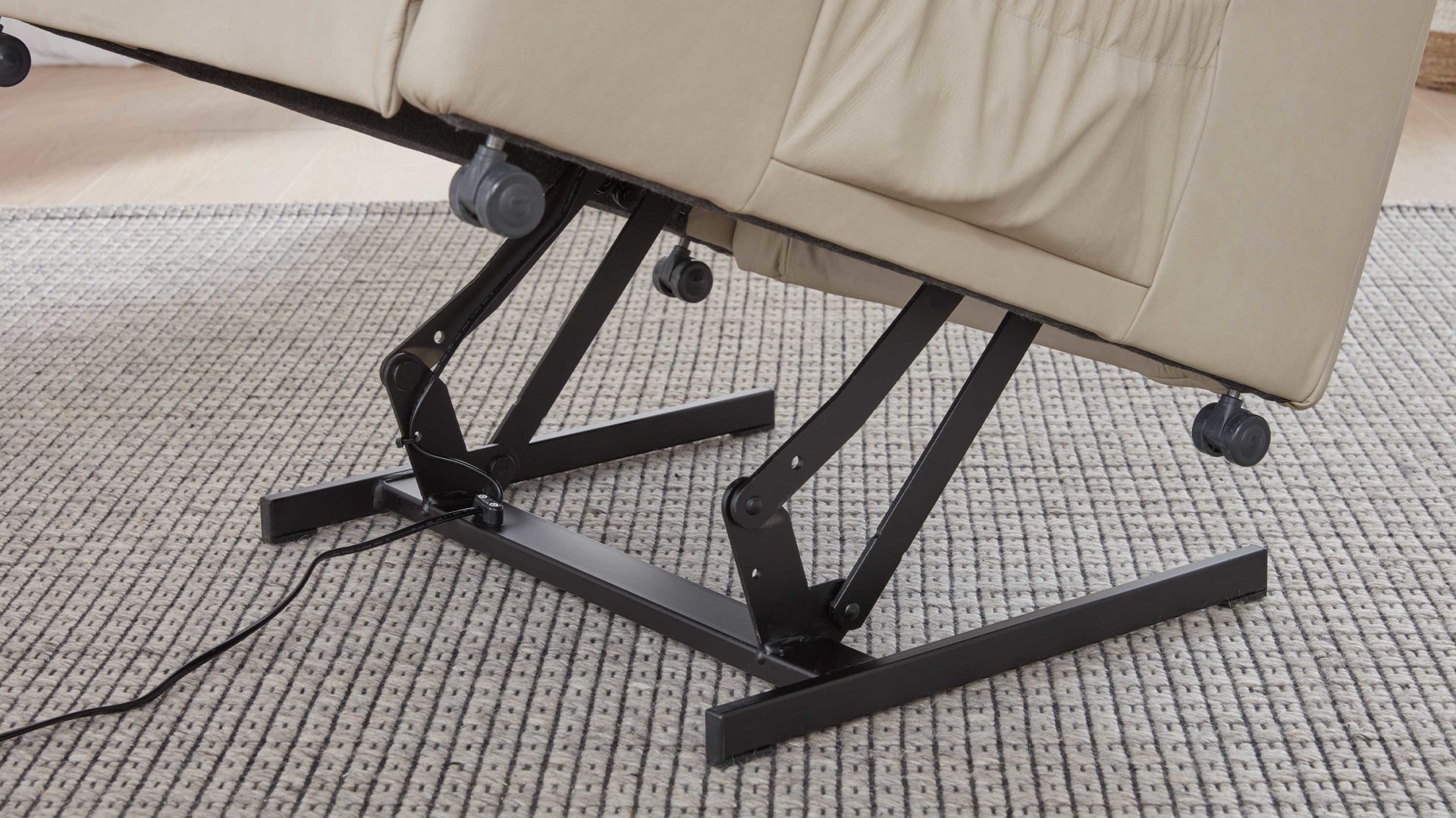 Fernsehsessel OrthoSedis aus Leder in Beige OrthoSedis 9773 - Fernsehsessel 25G motorisch mit Aufstehhilfe - klifffarbenes LongLife-Leder 24