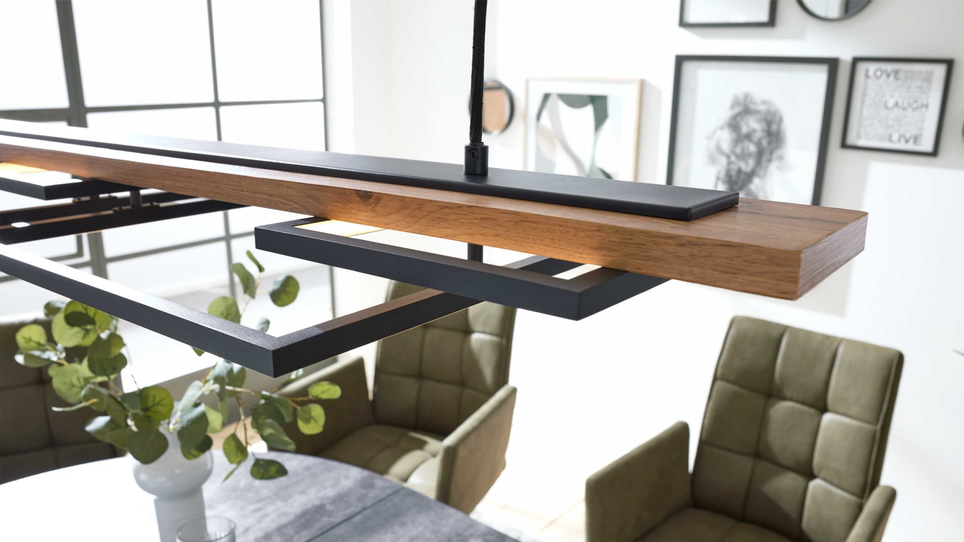 Pendelleuchte Interliving aus Metall in Schwarz Interliving Leuchten Serie 9342 - Hängelampe dunkles Holz & mattschwarzes Metall - Länge ca. 125 cm