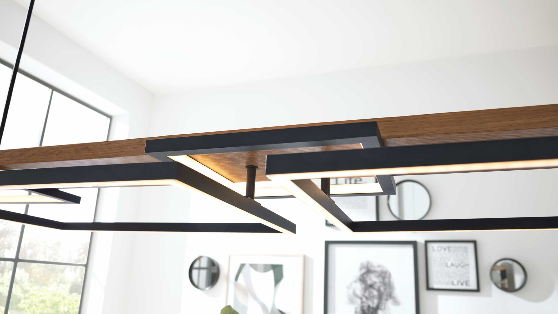 Pendelleuchte Interliving aus Metall in Schwarz Interliving Leuchten Serie 9342 - Hängelampe dunkles Holz & mattschwarzes Metall - Länge ca. 125 cm