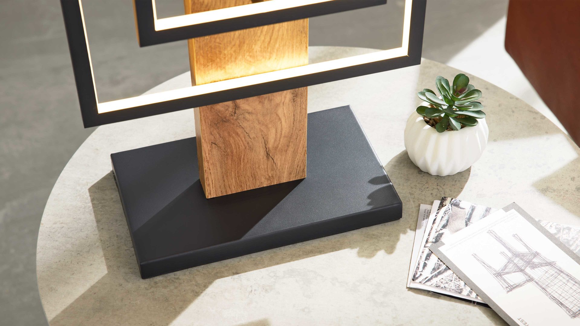 Tischleuchte Interliving aus Metall in Schwarz Interliving Leuchten Serie 9342 - Tischlampe dunkles Holz & mattschwarzes Metall - Höhe ca. 62 cm