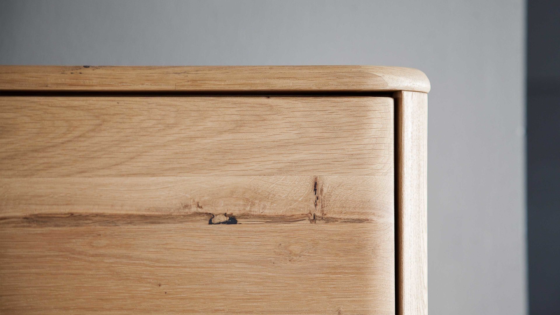 Vitrine Mca furniture aus Holz in Holzfarben Vitrinenschrank biancofarbene Balkeneiche – zwei Türen