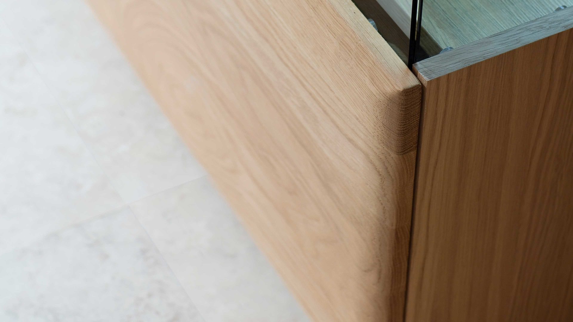 Vitrine Mca furniture aus Holz in Holzfarben Wohnprogramm Bologna - Kombi-Vitrinenschrank biancofarbenes Eichenholz & Hirnholz – zwei Türen