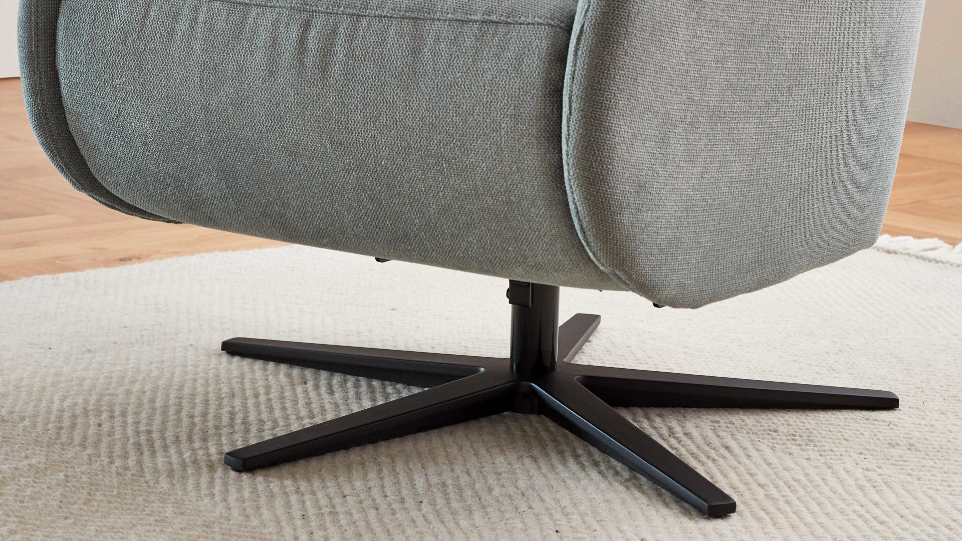 Relaxsessel COMFORT SMART aus Stoff in Hellblau COMFORT SMART Polstersessel Calipso M salbeifarbener Strukturstoff Free & schwarzer Sternfuß 909