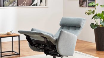 Relaxsessel COMFORT SMART aus Stoff in Hellblau COMFORT SMART Polstersessel Calipso M salbeifarbener Strukturstoff Free & schwarzer Sternfuß 909