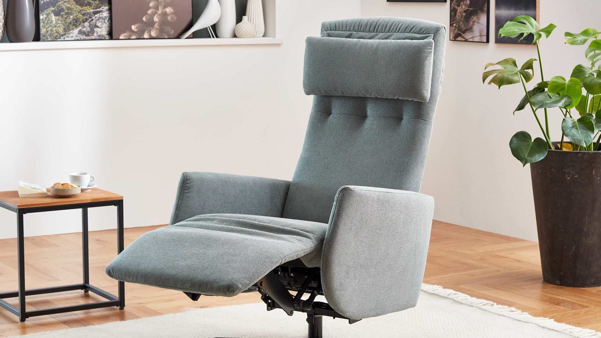 Relaxsessel COMFORT SMART aus Stoff in Hellblau COMFORT SMART Polstersessel Calipso M salbeifarbener Strukturstoff Free & schwarzer Sternfuß 909