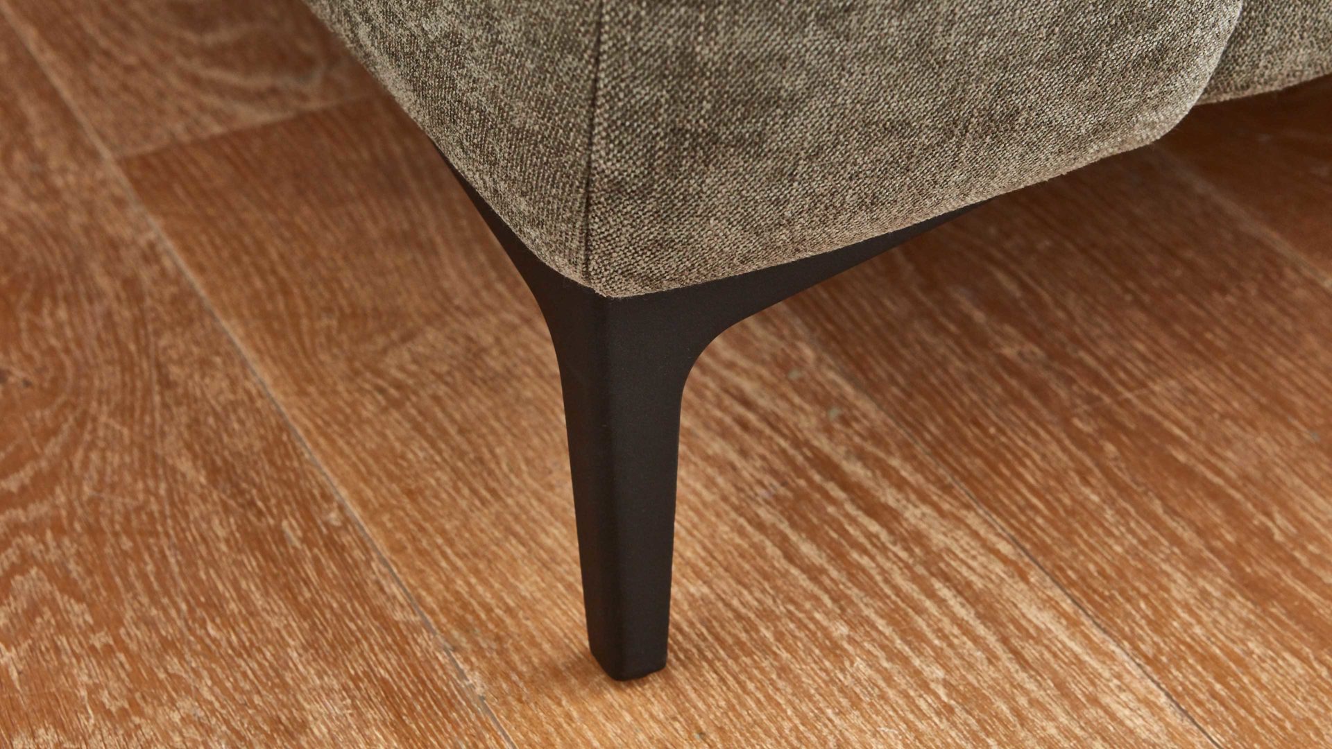 Polsterhocker COMFORT SMART aus Stoff in Dunkelgrün COMFORT SMART Serie Fenja - XL-Hocker dunkelgrüner Strukturstoff Yelda & schwarze Metallfüße 866 - ca.  110 x 65 cm