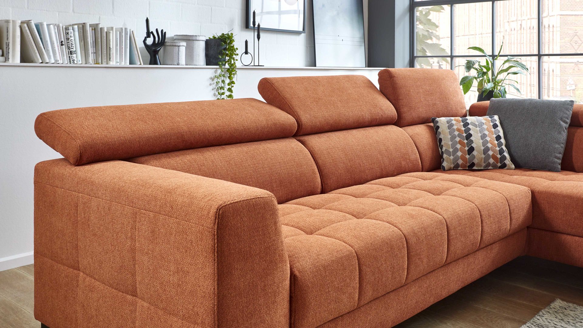 Ecksofa KAWOO aus Stoff in Orange KAWOO Serie 7567 - Ecksofa Signal-oranger Strukturstoff TCM 727 & schwarze Metallfüße S17 - ca. 293 x 201 cm
