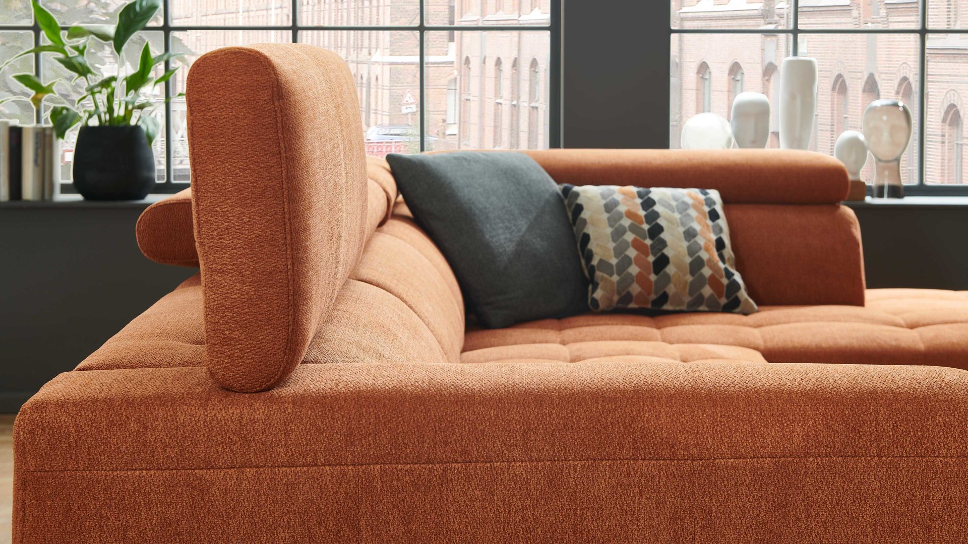 Ecksofa KAWOO aus Stoff in Orange KAWOO Serie 7567 - Ecksofa Signal-oranger Strukturstoff TCM 727 & schwarze Metallfüße S17 - ca. 293 x 201 cm