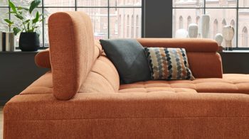 Ecksofa KAWOO aus Stoff in Orange KAWOO Serie 7567 - Ecksofa Signal-oranger Strukturstoff TCM 727 & schwarze Metallfüße S17 - ca. 293 x 201 cm
