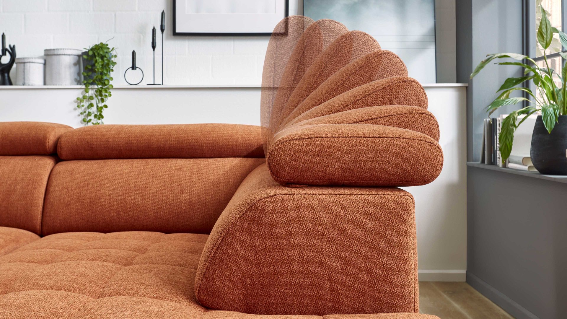 Ecksofa KAWOO aus Stoff in Orange KAWOO Serie 7567 - Ecksofa Signal-oranger Strukturstoff TCM 727 & schwarze Metallfüße S17 - ca. 293 x 201 cm