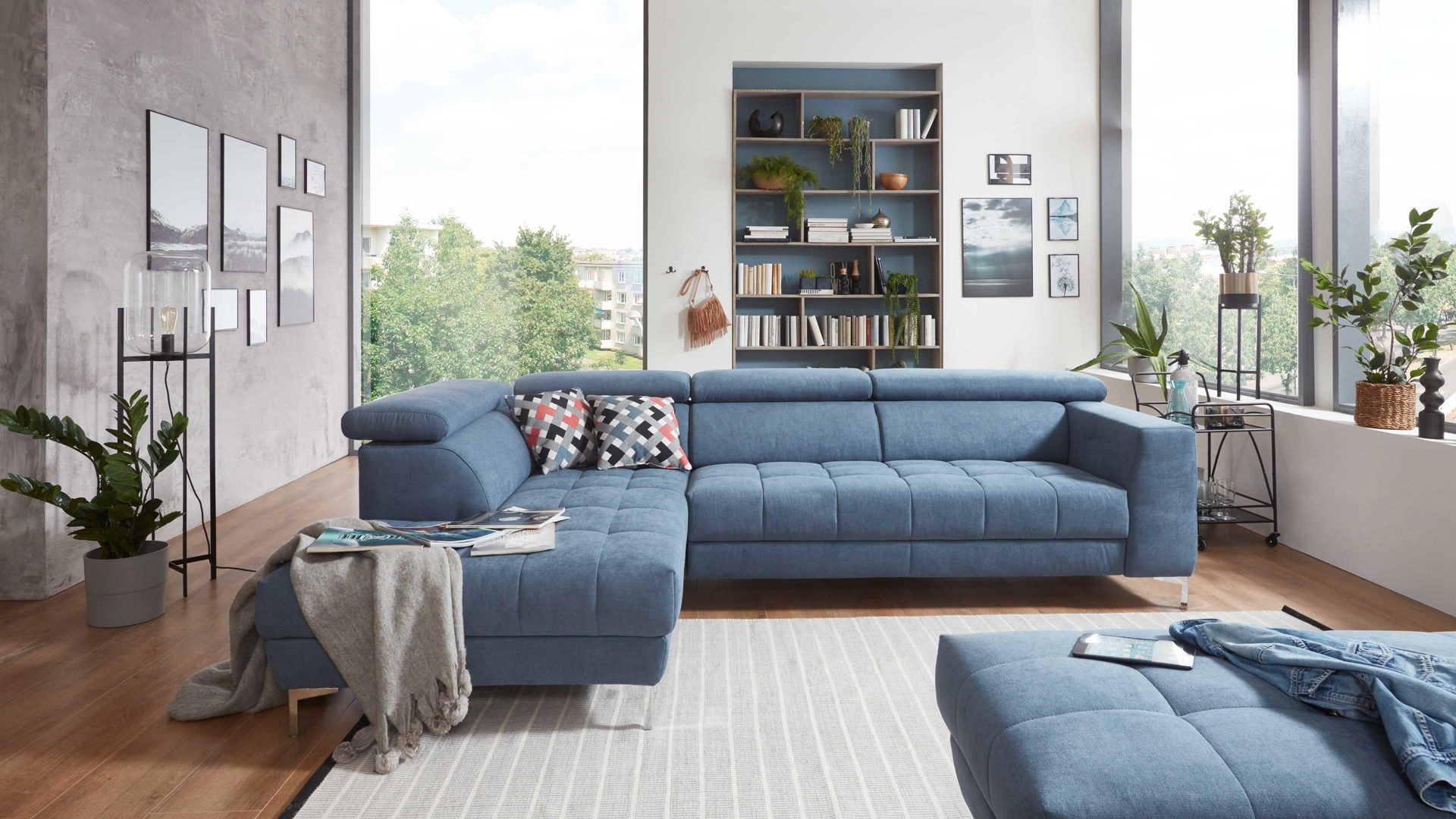 Ecksofa KAWOO aus Stoff in Blau KAWOO Serie 7567 - Ecksofa taubenblauer Bezug EQE 16 & Chromfuß C17 - Stellfläche ca. 201 x 293 cm