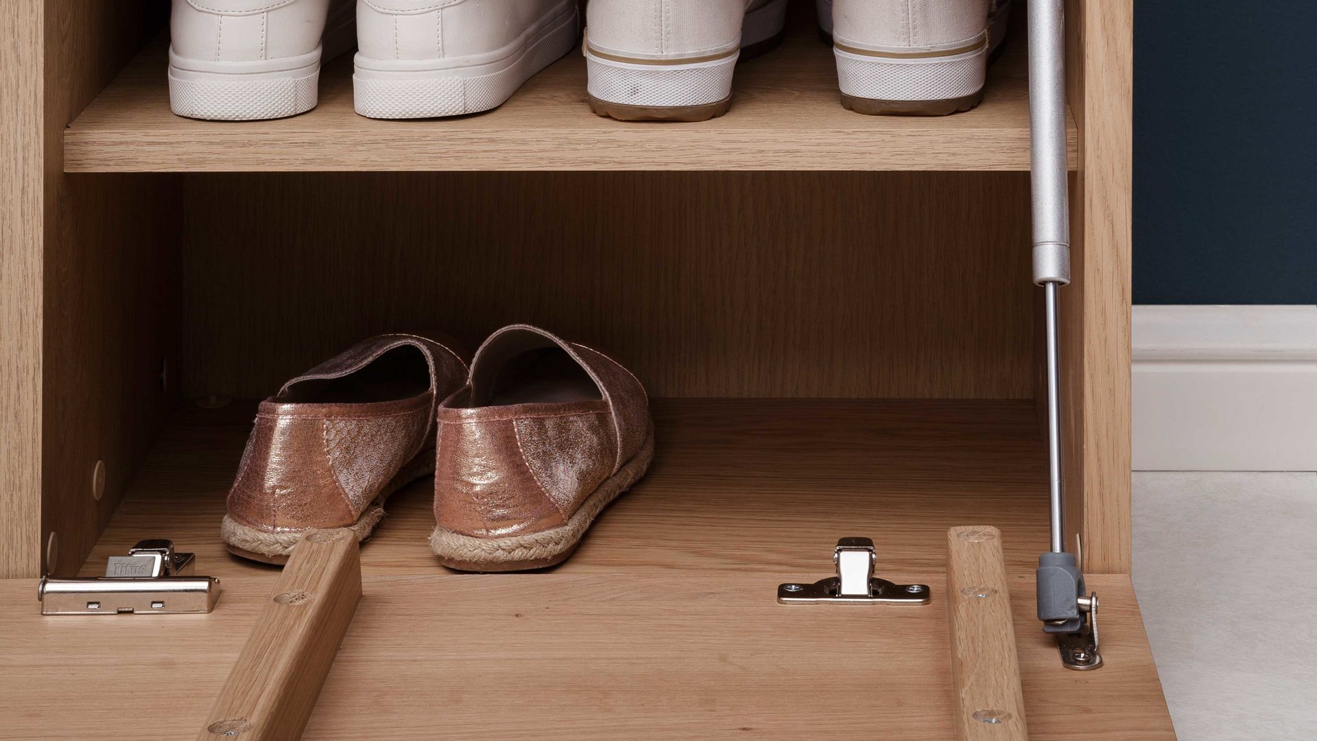 Garderobenbank Mca furniture aus Holz in Holzfarben Garderobenprogramm Barcelona - Garderobenbank geölte Wildeiche – eine Klapptür, Länge ca. 90 cm