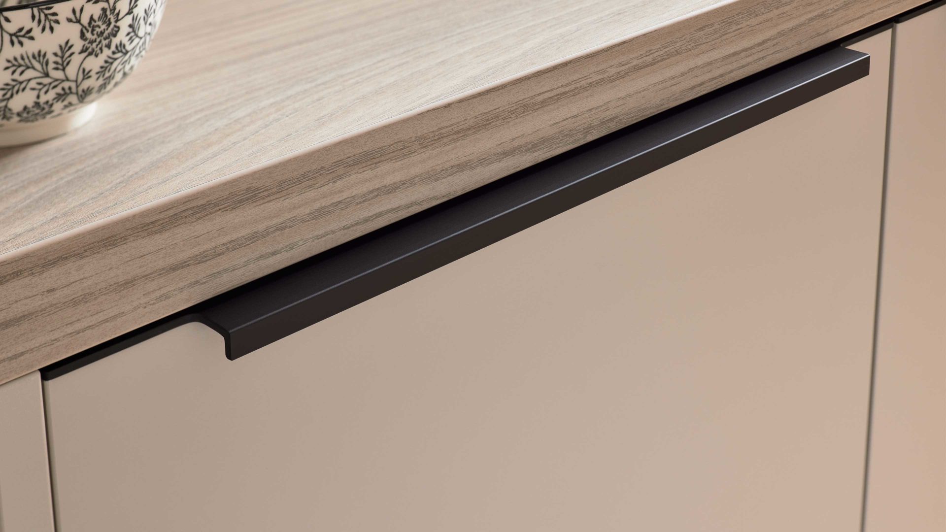 Einbauküche WERT KÜCHE® aus Holz in Beige WERT KÜCHE® Nora mit Constructa Einbaugeräten Sandgrau & Esche nordic – zweizeilig