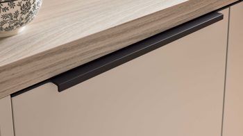 Einbauküche WERT KÜCHE® aus Holz in Hellgrau WERT KÜCHE® Nora mit Constructa Einbaugeräten Sandgrau & Esche nordic – zweizeilig