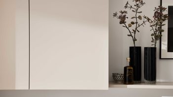 Einbauküche WERT KÜCHE® aus Holz in Beige WERT KÜCHE® Nora mit Constructa Einbaugeräten Sandgrau & Esche nordic – zweizeilig