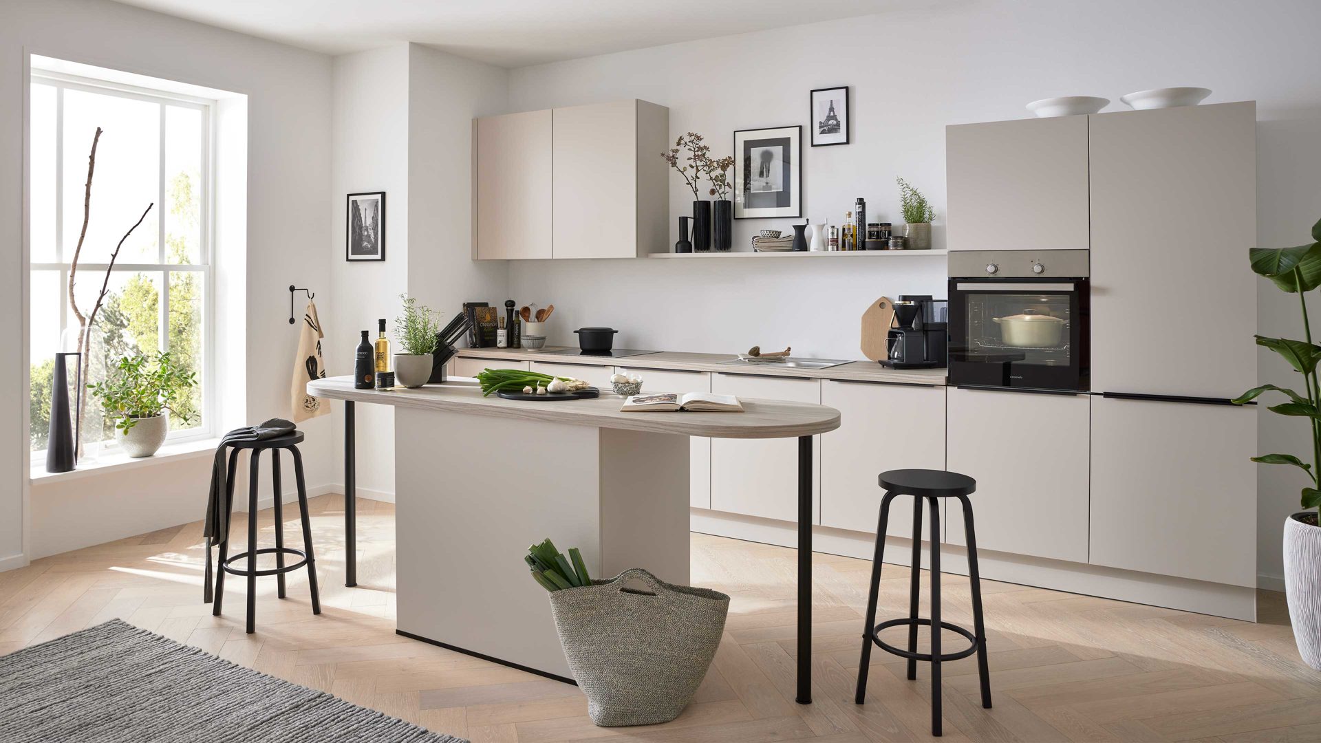 Einbauküche WERT KÜCHE® aus Holz in Beige WERT KÜCHE® Nora mit Constructa Einbaugeräten Sandgrau & Esche nordic – zweizeilig