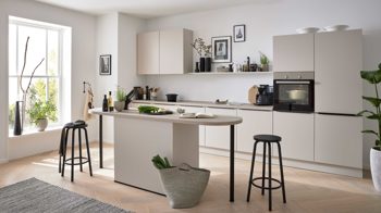 Einbauküche WERT KÜCHE® aus Holz in Hellgrau WERT KÜCHE® Nora mit Constructa Einbaugeräten Sandgrau & Esche nordic – zweizeilig