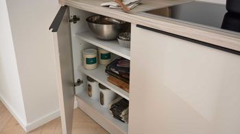 Einbauküche WERT KÜCHE® aus Holz in Hellgrau WERT KÜCHE® Nora mit Constructa Einbaugeräten Sandgrau & Esche nordic – zweizeilig