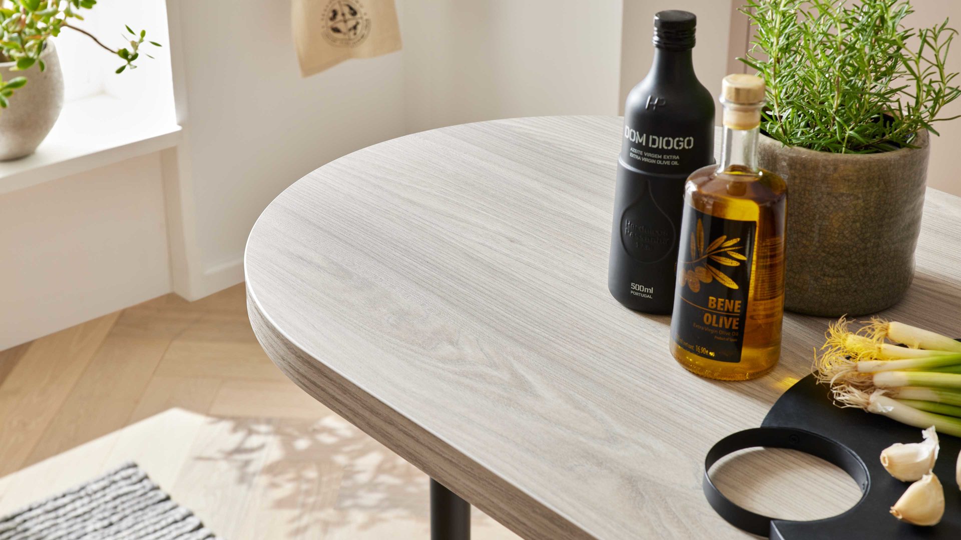 Einbauküche WERT KÜCHE® aus Holz in Beige WERT KÜCHE® Nora mit Constructa Einbaugeräten Sandgrau & Esche nordic – zweizeilig