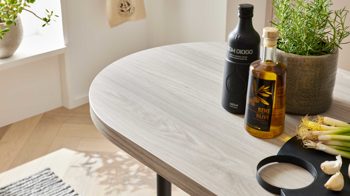 Einbauküche WERT KÜCHE® aus Holz in Beige WERT KÜCHE® Nora mit Constructa Einbaugeräten Sandgrau & Esche nordic – zweizeilig