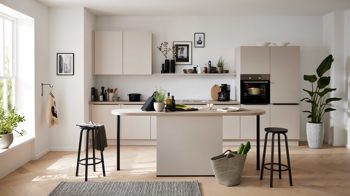 Einbauküche WERT KÜCHE® aus Holz in Beige WERT KÜCHE® Nora mit Constructa Einbaugeräten Sandgrau & Esche nordic – zweizeilig