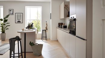 Einbauküche WERT KÜCHE® aus Holz in Hellgrau WERT KÜCHE® Nora mit Constructa Einbaugeräten Sandgrau & Esche nordic – zweizeilig