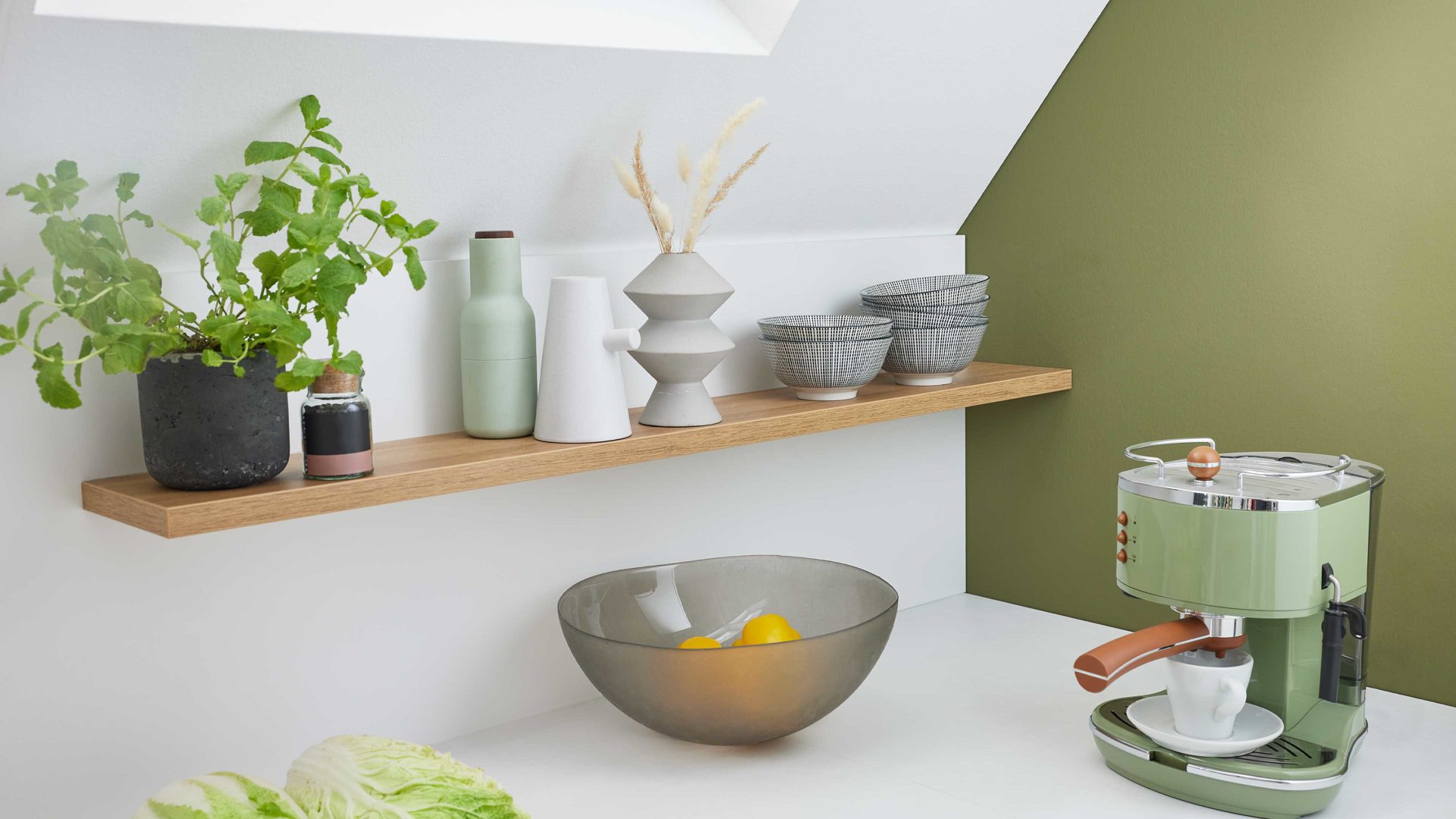 Einbauküche WERT KÜCHE® aus Holz in Weiß WERT KÜCHE® Nora mit gorenje Einbaugeräten Kristallweiß & Aurora Eiche – Stellfläche ca. 299 x 275 cm