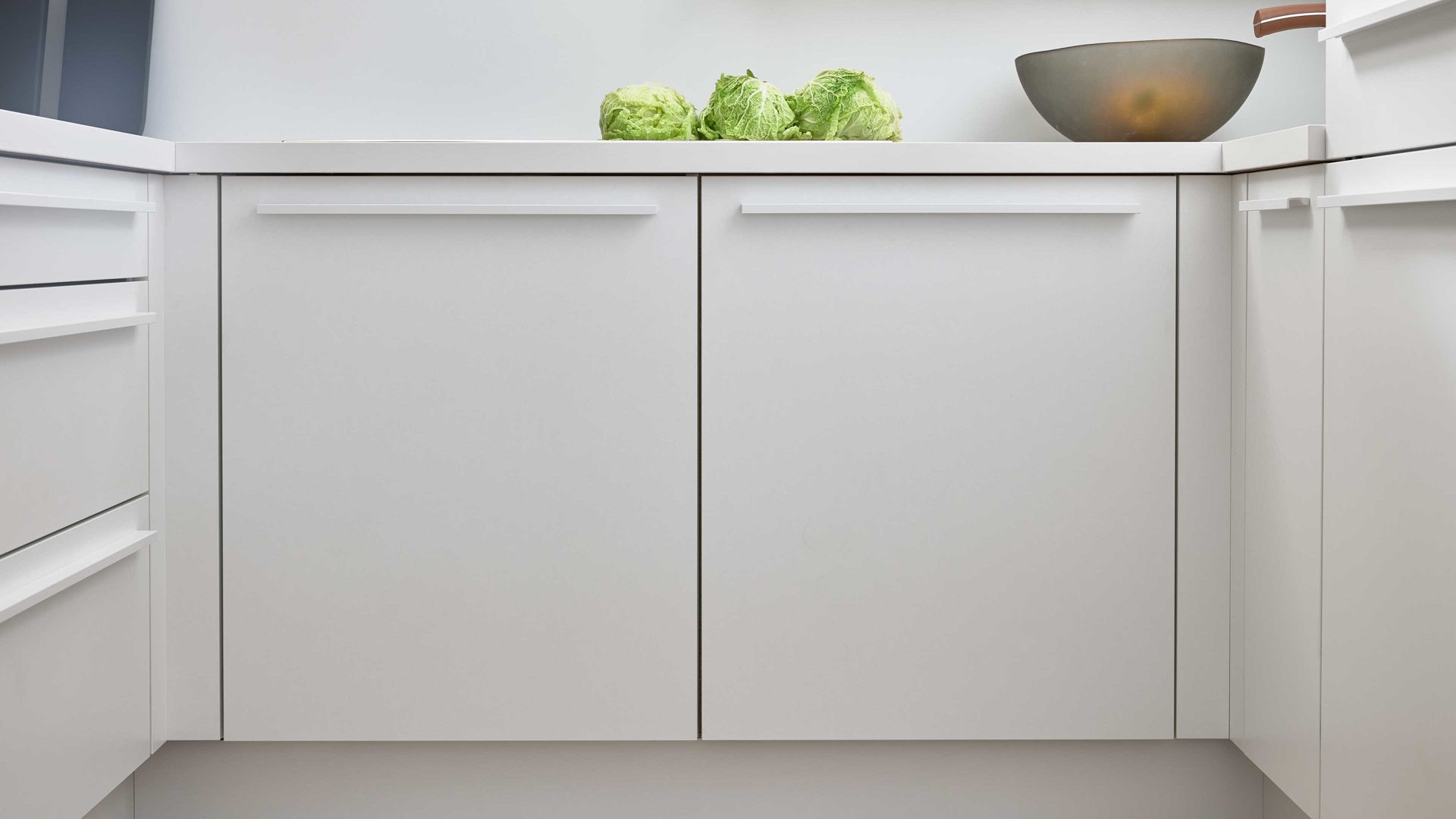 Einbauküche WERT KÜCHE® aus Holz in Weiß WERT KÜCHE® Nora mit gorenje Einbaugeräten Kristallweiß & Aurora Eiche – Stellfläche ca. 299 x 275 cm