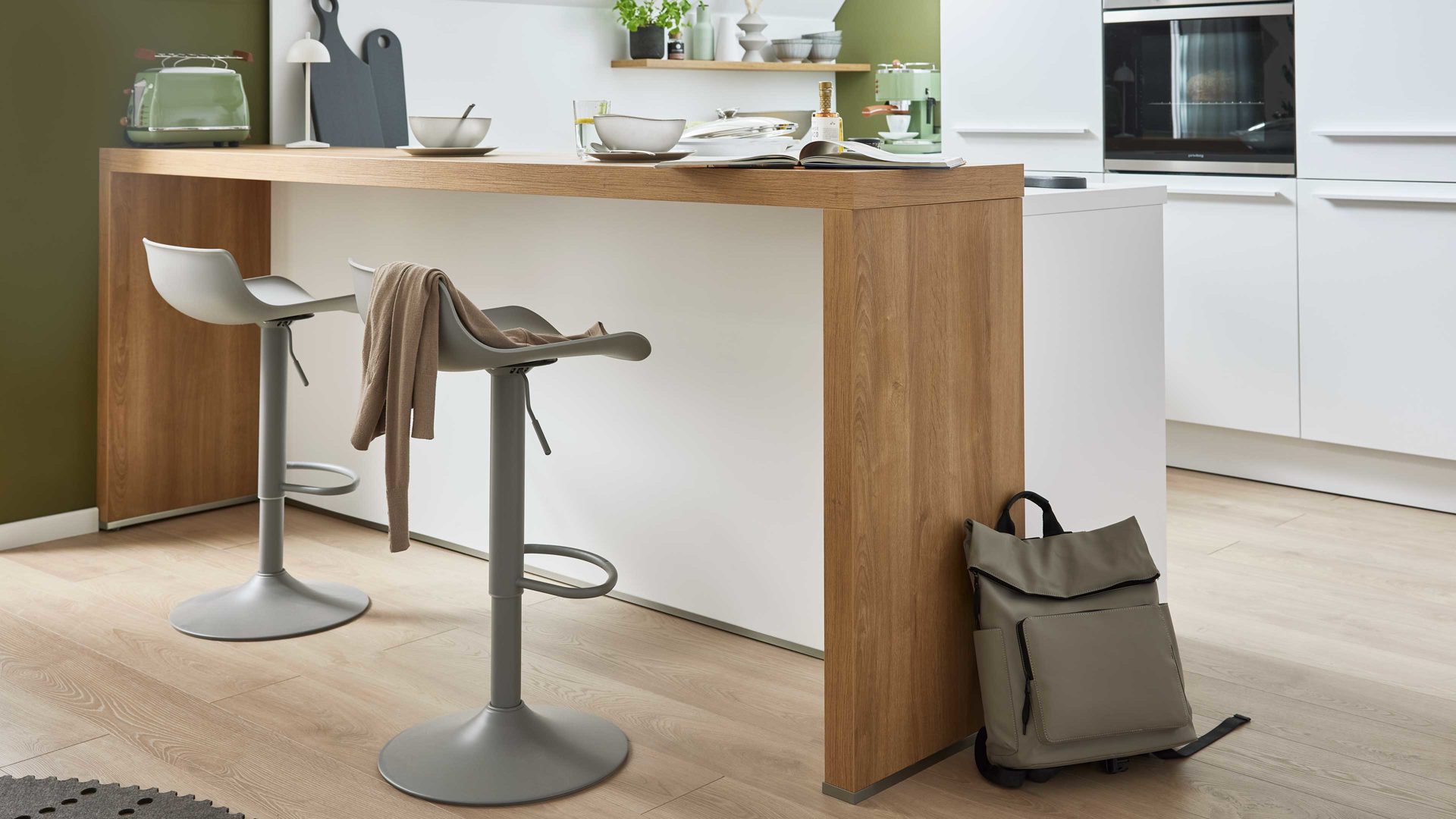 Einbauküche WERT KÜCHE® aus Holz in Weiß WERT KÜCHE® Nora mit gorenje Einbaugeräten Kristallweiß & Aurora Eiche – Stellfläche ca. 299 x 275 cm