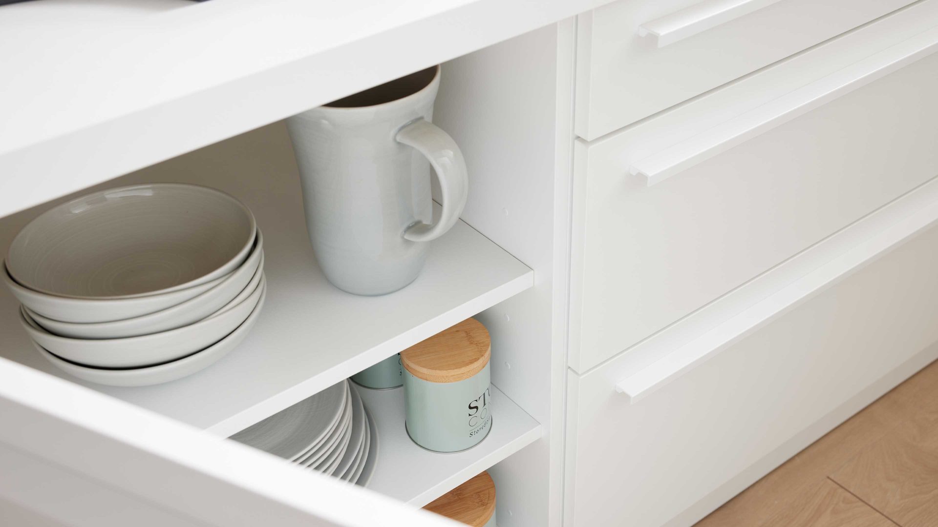 Einbauküche WERT KÜCHE® aus Holz in Weiß WERT KÜCHE® Nora mit gorenje Einbaugeräten Kristallweiß & Aurora Eiche – Stellfläche ca. 299 x 275 cm