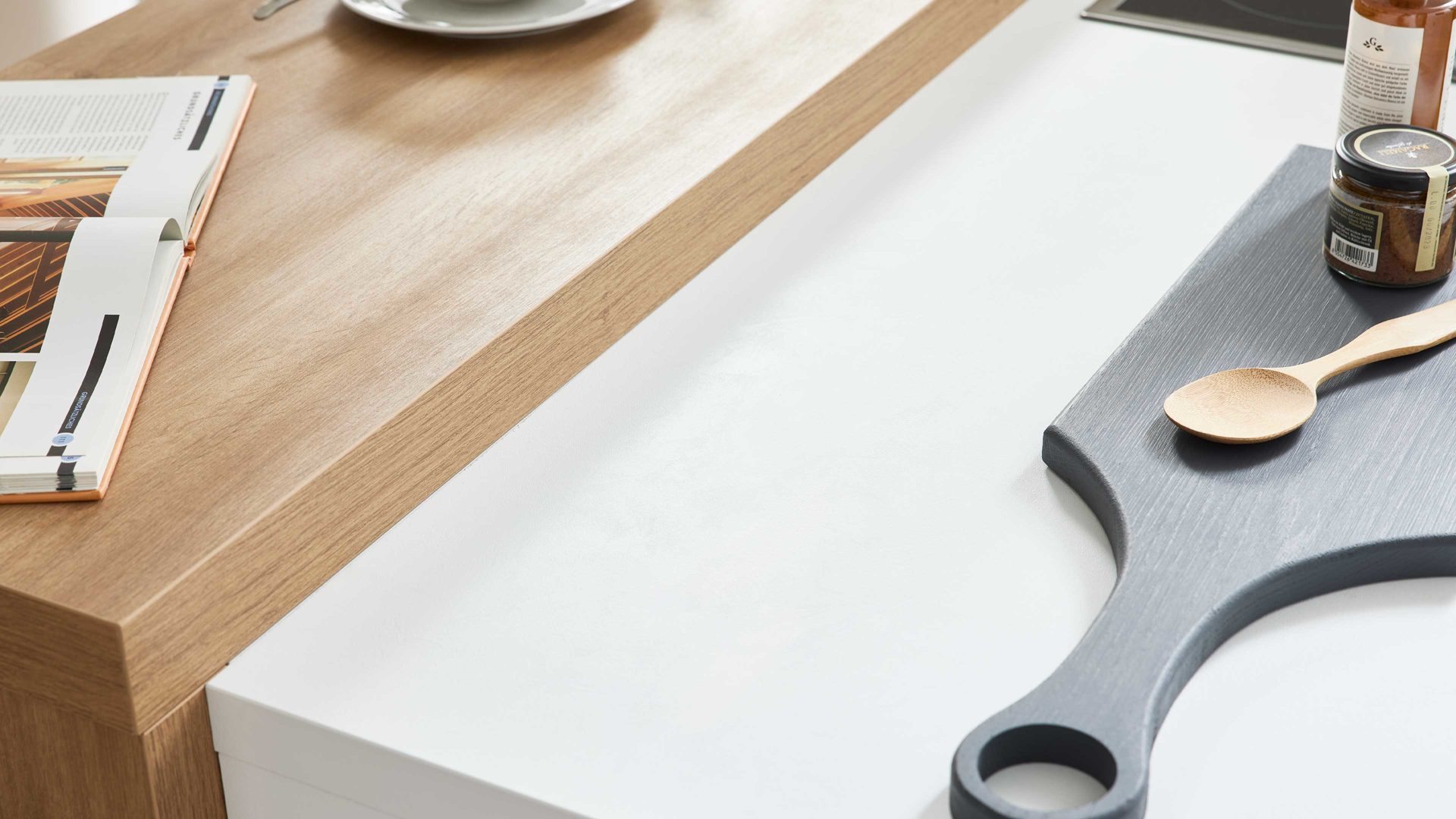 Einbauküche WERT KÜCHE® aus Holz in Weiß WERT KÜCHE® Nora mit privileg Einbaugeräten Kristallweiß & Aurora Eiche – Stellfläche ca. 299 x 275 cm