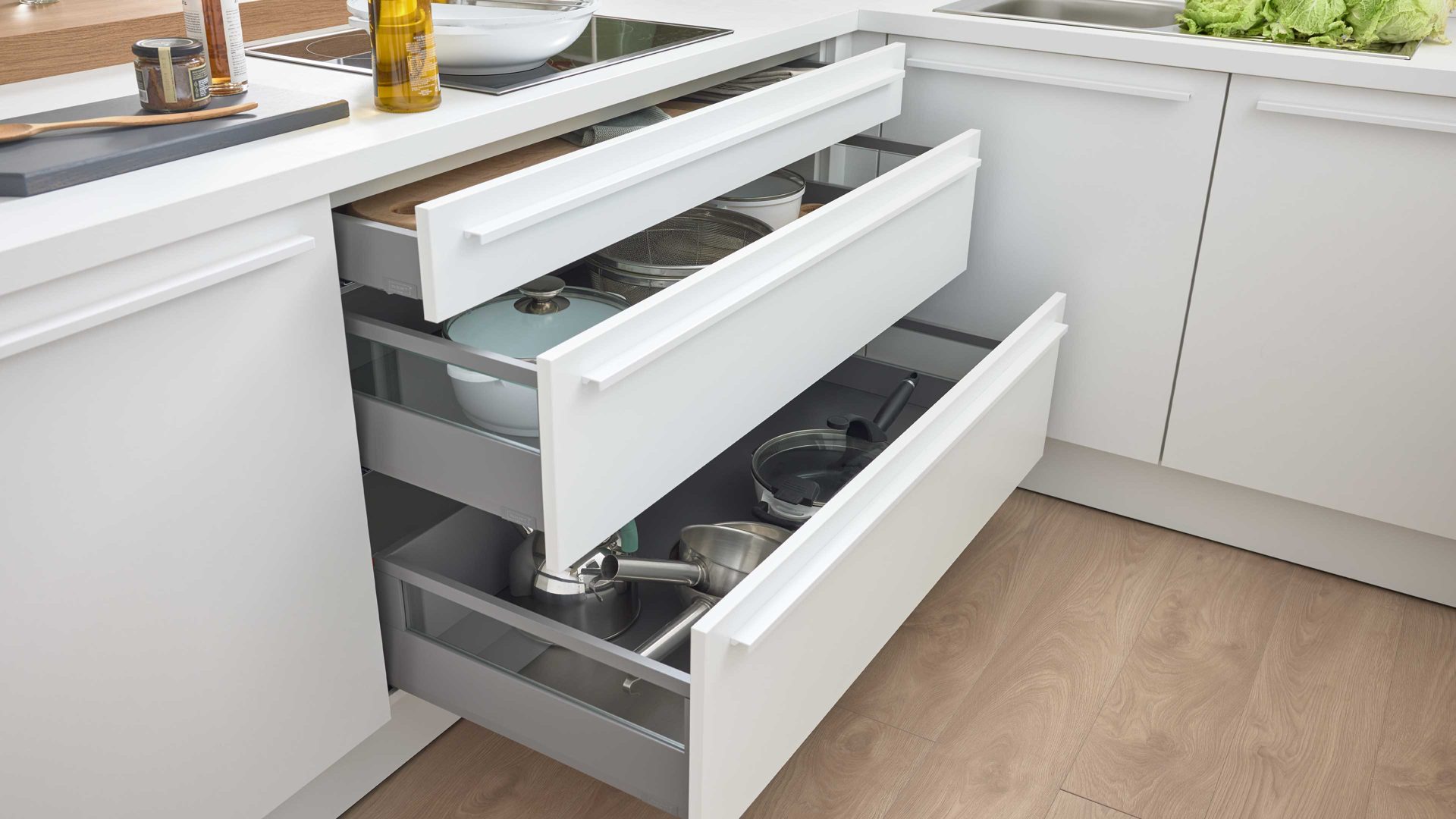 Einbauküche WERT KÜCHE® aus Holz in Weiß WERT KÜCHE® Nora mit gorenje Einbaugeräten Kristallweiß & Aurora Eiche – Stellfläche ca. 299 x 275 cm