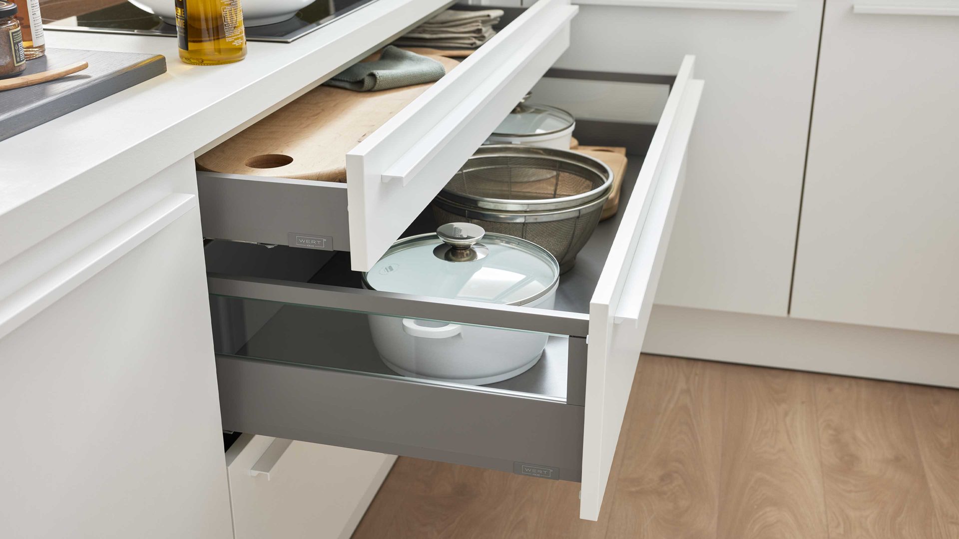 Einbauküche WERT KÜCHE® aus Holz in Weiß WERT KÜCHE® Nora mit gorenje Einbaugeräten Kristallweiß & Aurora Eiche – Stellfläche ca. 299 x 275 cm