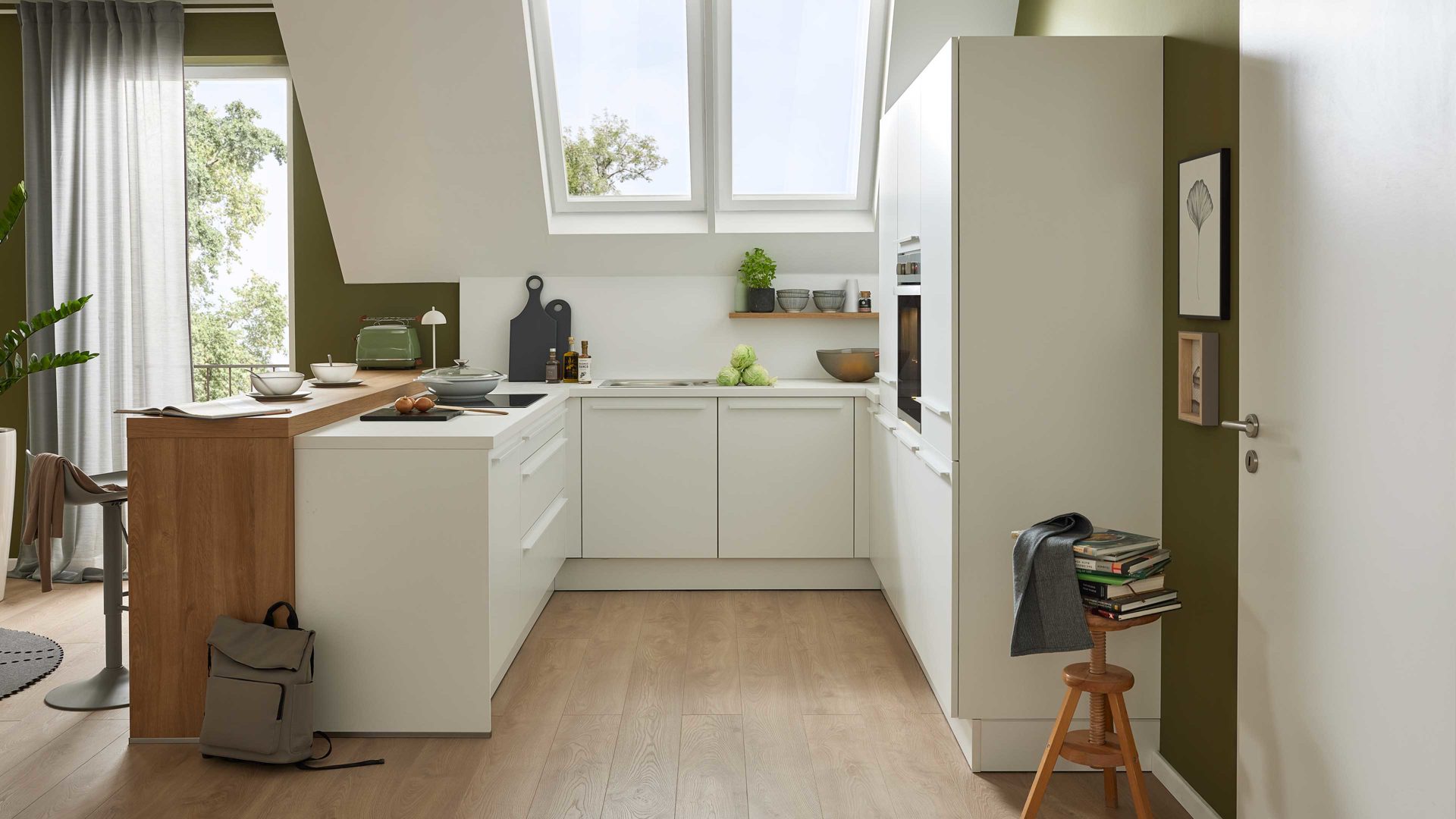 Einbauküche WERT KÜCHE® aus Holz in Weiß WERT KÜCHE® Nora mit gorenje Einbaugeräten Kristallweiß & Aurora Eiche – Stellfläche ca. 299 x 275 cm