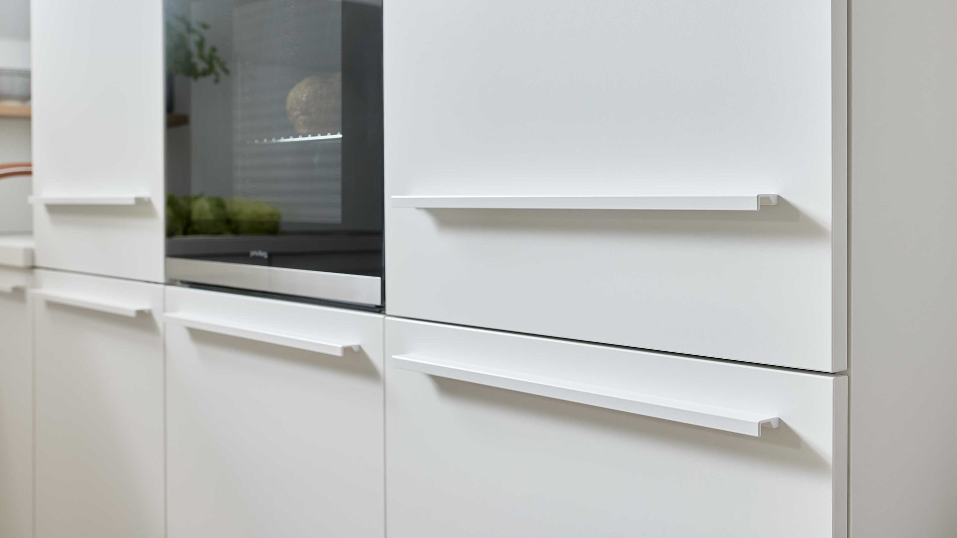 Einbauküche WERT KÜCHE® aus Holz in Weiß WERT KÜCHE® Nora mit gorenje Einbaugeräten Kristallweiß & Aurora Eiche – Stellfläche ca. 299 x 275 cm