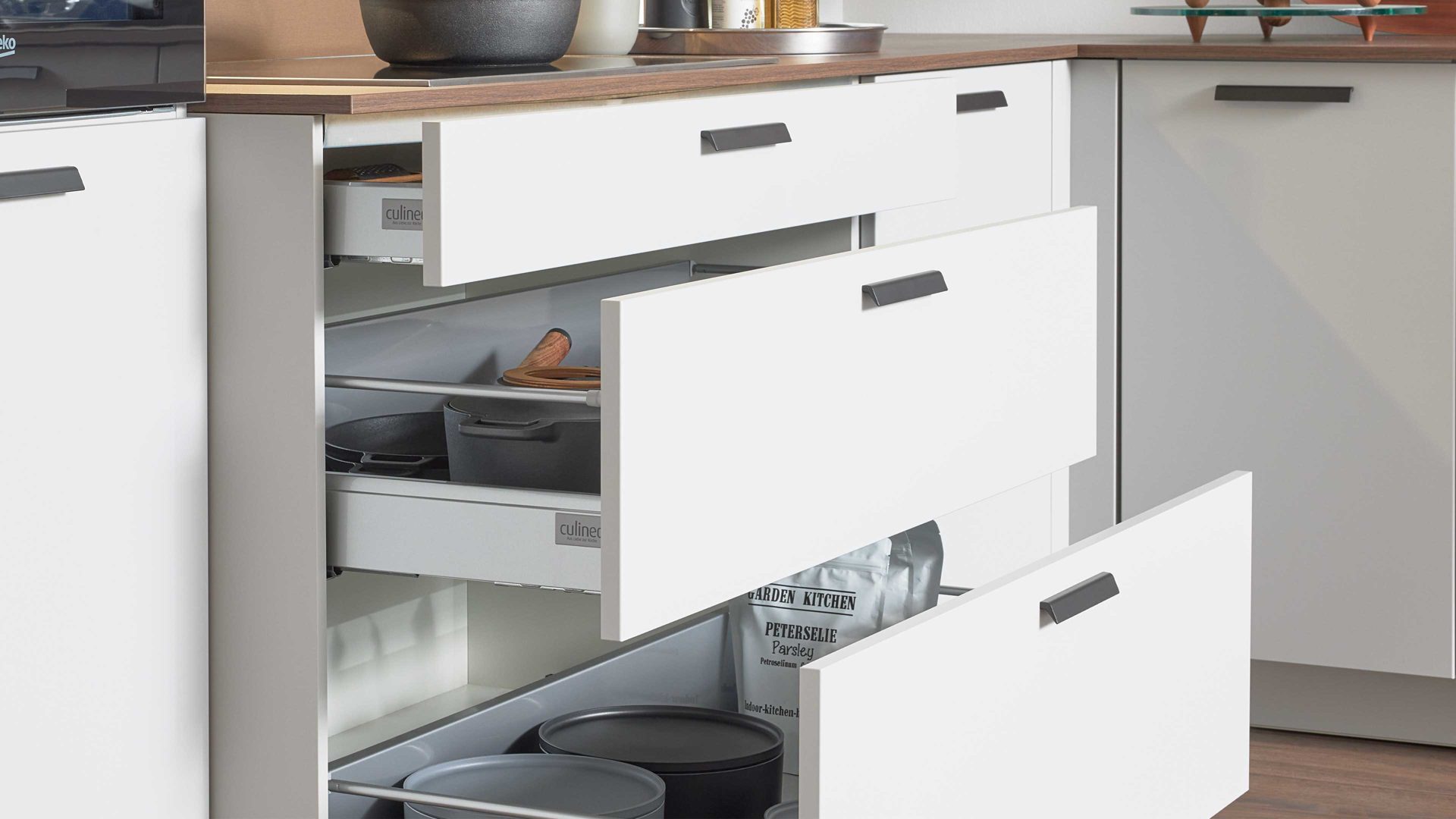 Einbauküche culineo® aus Holz in Hellgrau Culineo® Einbauküche C317 mit beko Einbaugeräten Steingrau & Nussbaum - Stellfläche ca. 365 x 363 cm